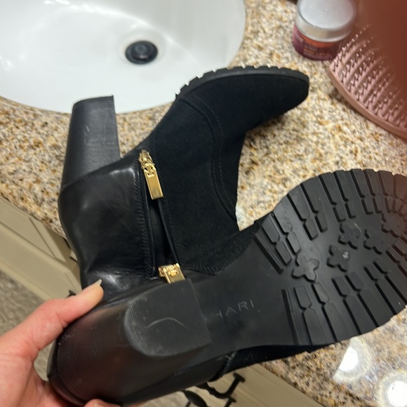 Tahari ankle boots never been worn just a little fault underneath shown in pic - Picture 8 of 11